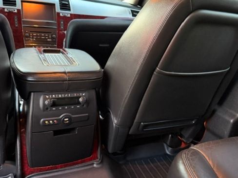 Used 2014 Cadillac Escalade ESV Luxury AWD/4WD image 14