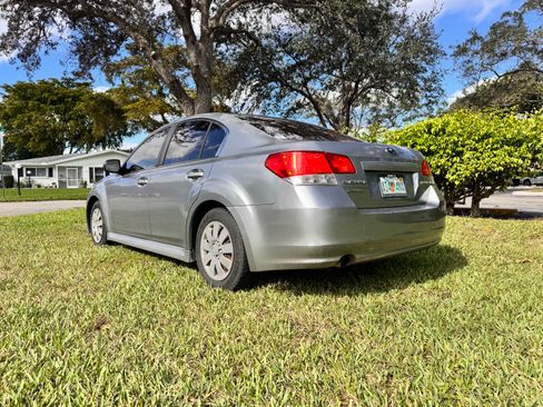 Used 2010 Subaru Legacy 2.5i image 4