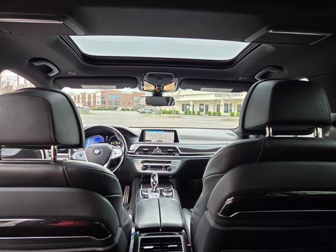 Used 2019 BMW 750i w/ Executive Package image 13