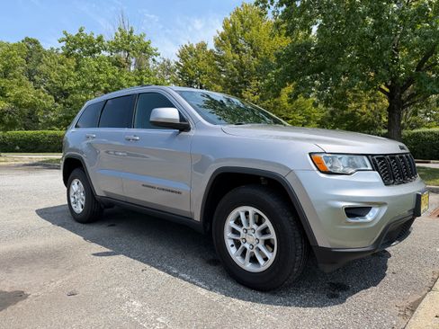 Used 2020 Jeep Grand Cherokee Laredo AWD/4WD image 4