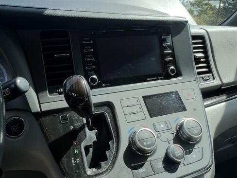 Used 2018 Toyota Sienna XLE w/ XLE Navigation Package image 9