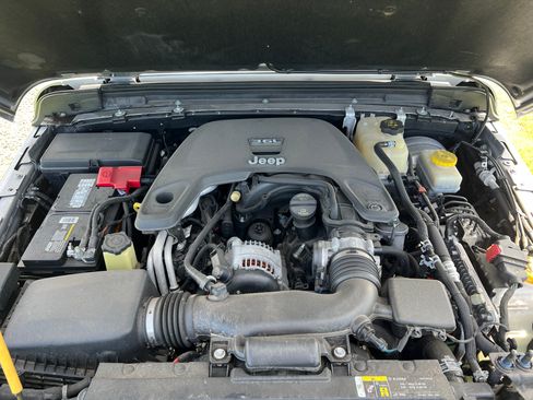 Used 2018 Jeep Wrangler Unlimited Sahara image 11