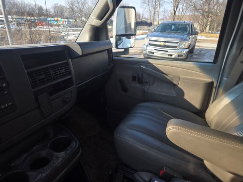 Used 2016 Chevrolet Express 3500 image 16