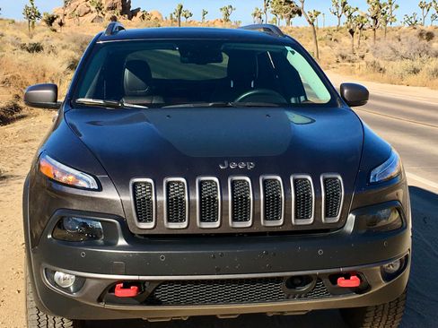 Used 2014 Jeep Cherokee Trailhawk w/ Technology Group AWD/4WD image 2