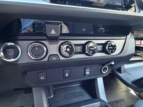 Used 2017 Toyota Tacoma TRD Sport w/ Tow Package (A/T) image 29