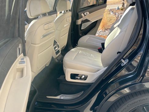 Used 2025 BMW X7 M60i w/ Climate Comfort Package image 10