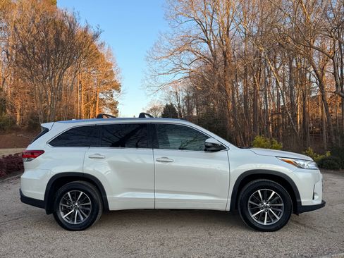 Used 2017 Toyota Highlander XLE image 11