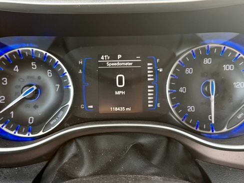 Used 2019 Chrysler Pacifica Touring Plus image 6