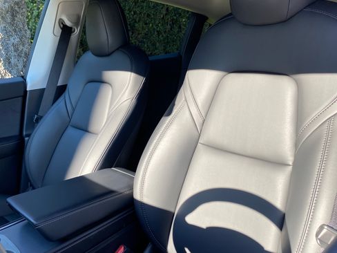 Used 2021 Tesla Model Y Long Range image 9