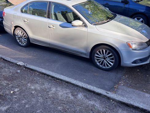 Used 2011 Volkswagen Jetta SEL FWD image 4