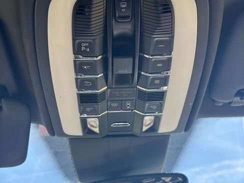 Used 2017 Porsche Cayenne S Platinum AWD/4WD image 12