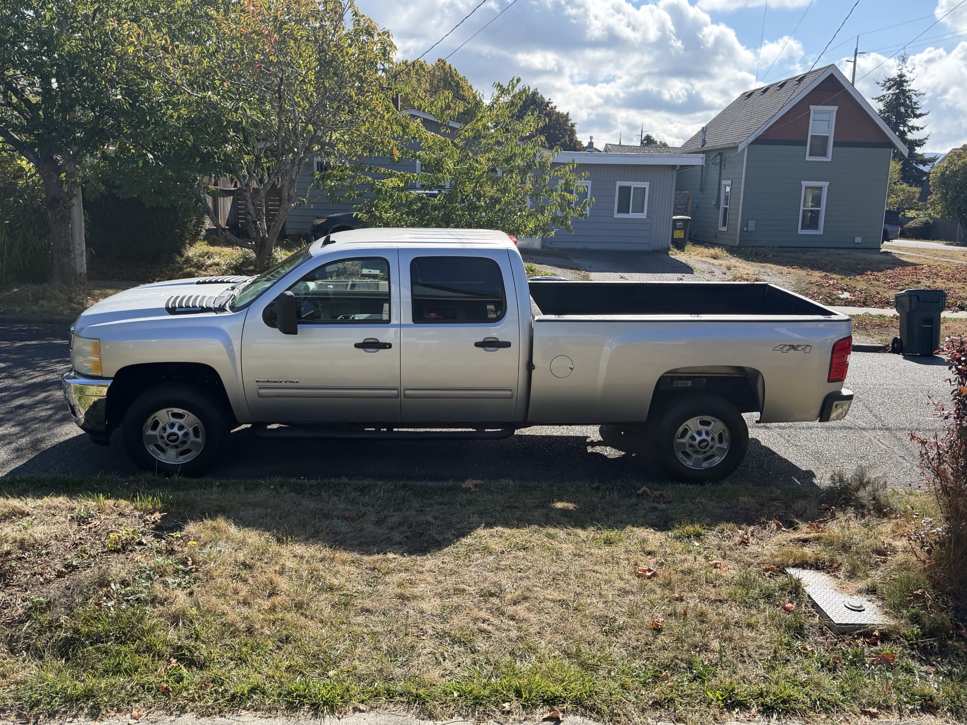 Used 2011 Chevrolet Silverado 2500 LT w/ Interior Plus Package AWD/4WD image 8