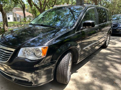 Used 2015 Chrysler Town & Country Touring image 4