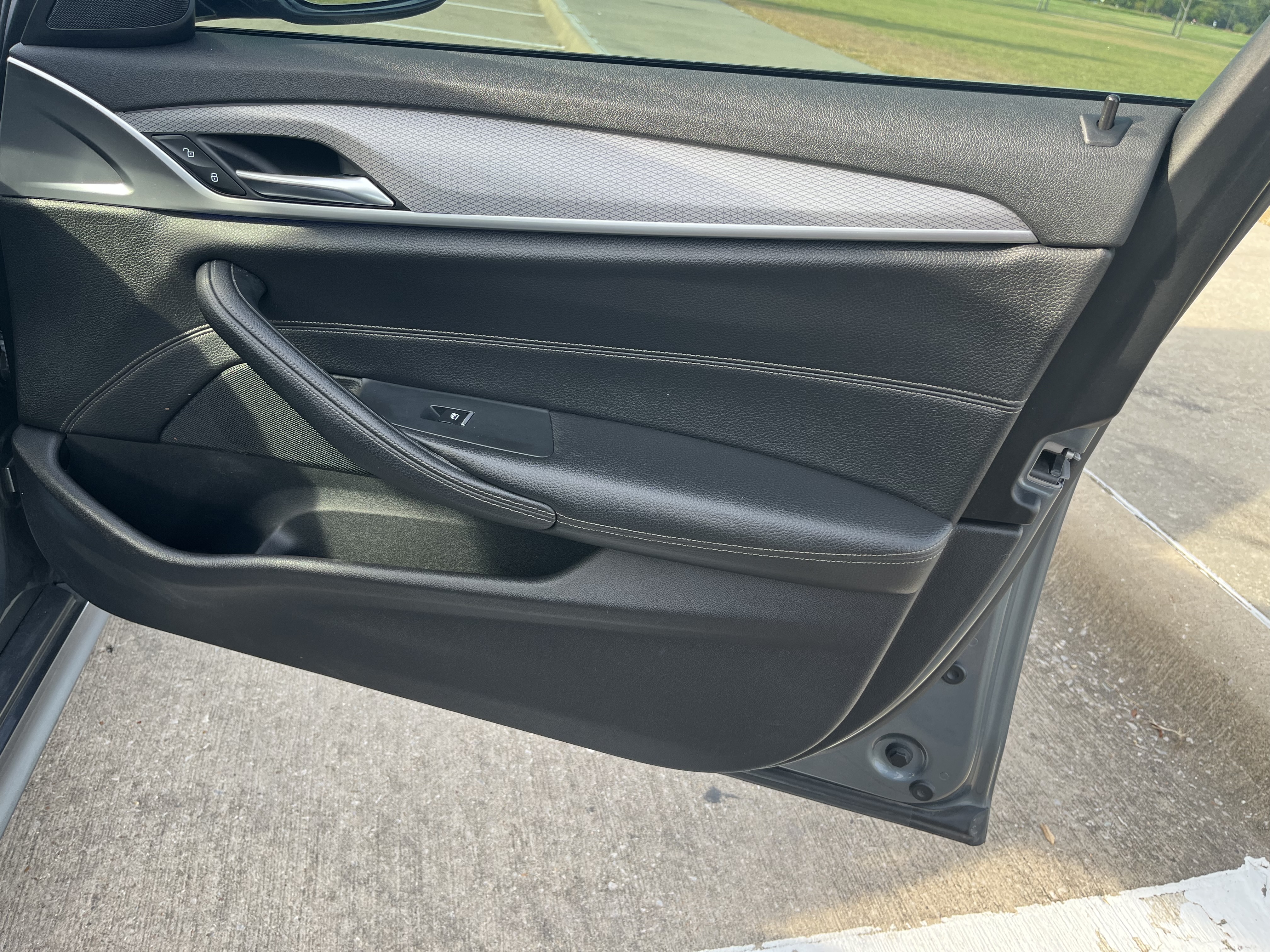 Used 2019 BMW 530i w/ M Sport Package RWD image 10