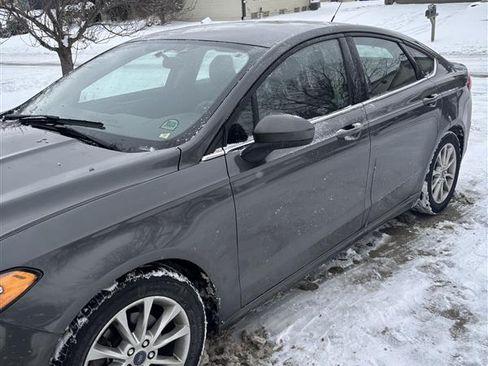 Used 2017 Ford Fusion SE w/ Fusion SE Technology Package image 4