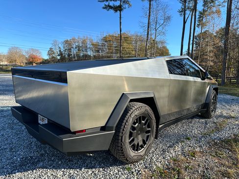 Used 2024 Tesla Cybertruck AWD Crew Cab image 19
