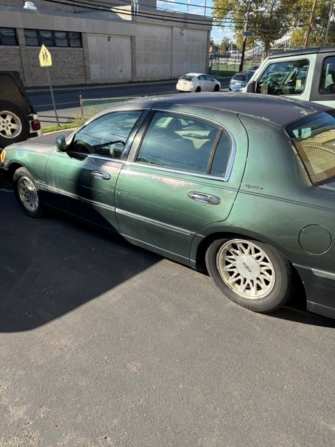 Used 1999 Lincoln Town Car Signature RWD image 1