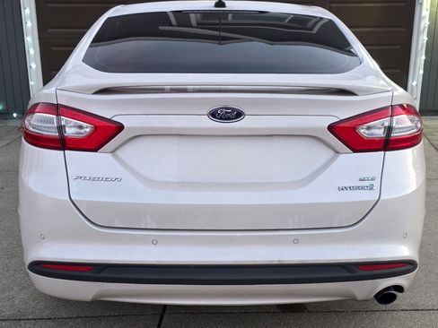 Used 2016 Ford Fusion SE image 2