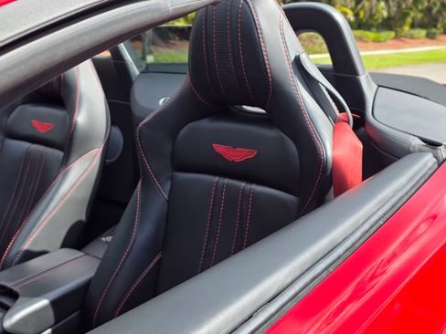 Used 2021 Aston Martin V8 Vantage Roadster image 22