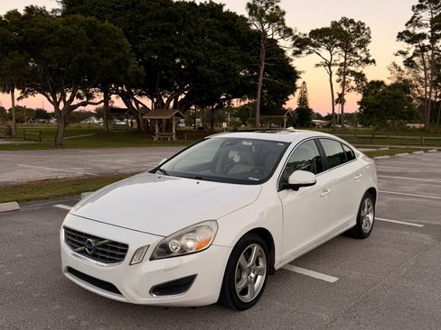 Used 2013 Volvo S60 T5 image 1