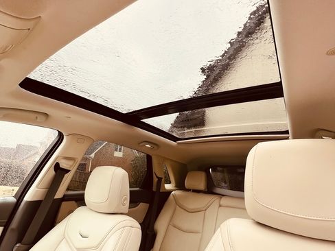 Used 2018 Cadillac XT5 Luxury w/ Driver Awareness Package image 15