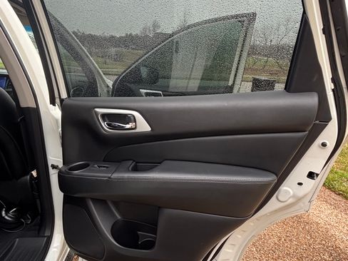 Used 2016 Nissan Pathfinder Platinum w/ Family Entertainment Package image 11