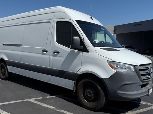 Used 2023 Mercedes-Benz Sprinter 2500 image 2
