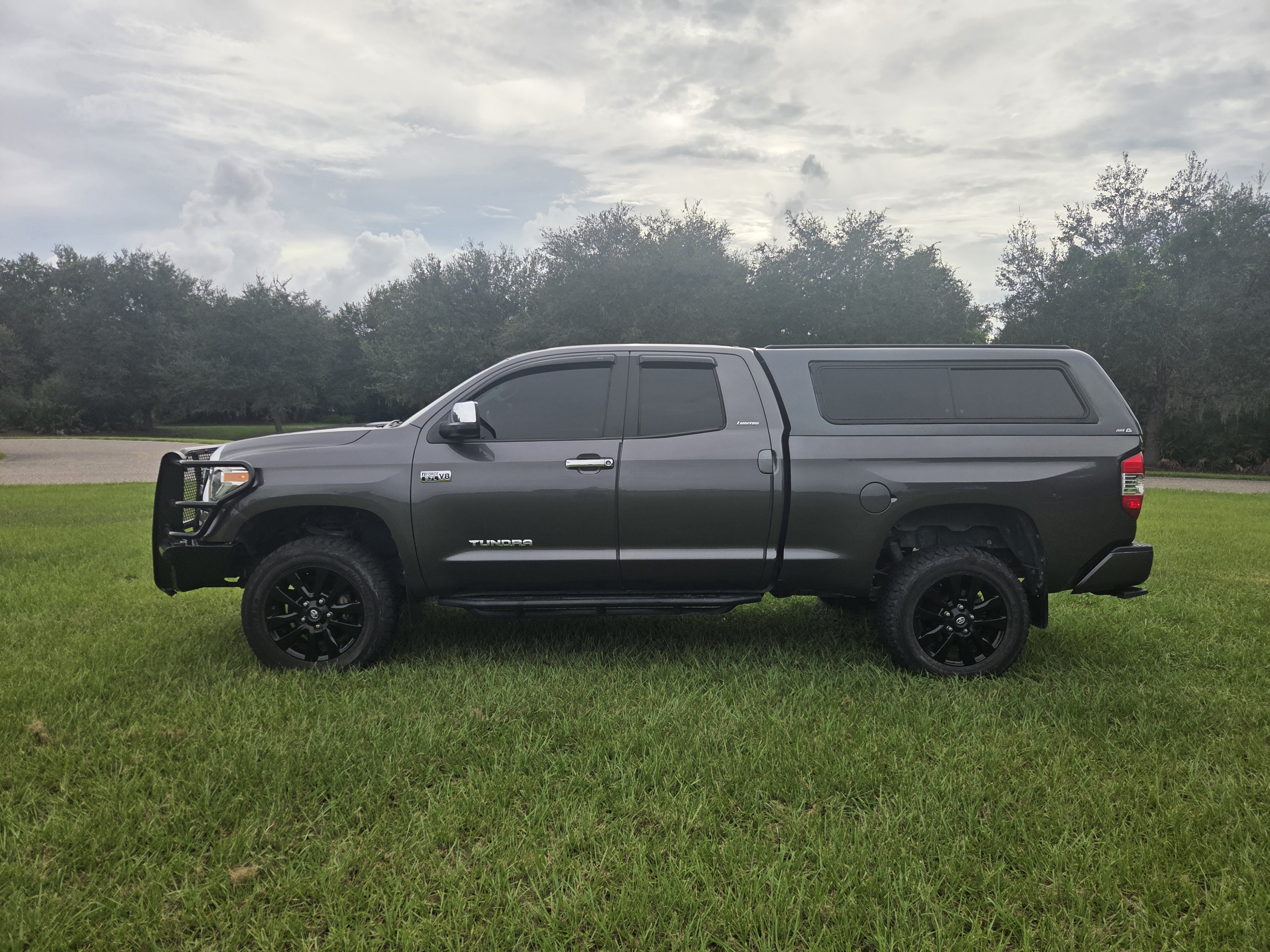 Used 2018 Toyota Tundra Limited w/ Limited Premium Package AWD/4WD image 2