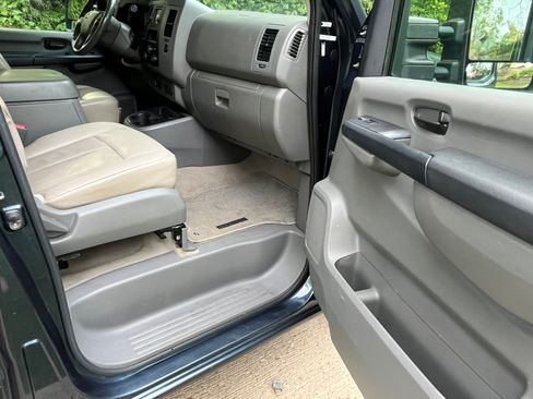 Used 2013 Nissan NV 3500 SL w/ Technology Pkg image 6