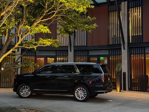 Used 2022 Cadillac Escalade ESV Luxury image 1