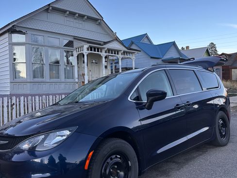 Used 2020 Chrysler Voyager Lxi image 1