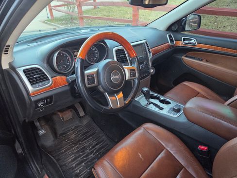 Used 2013 Jeep Grand Cherokee Overland image 2