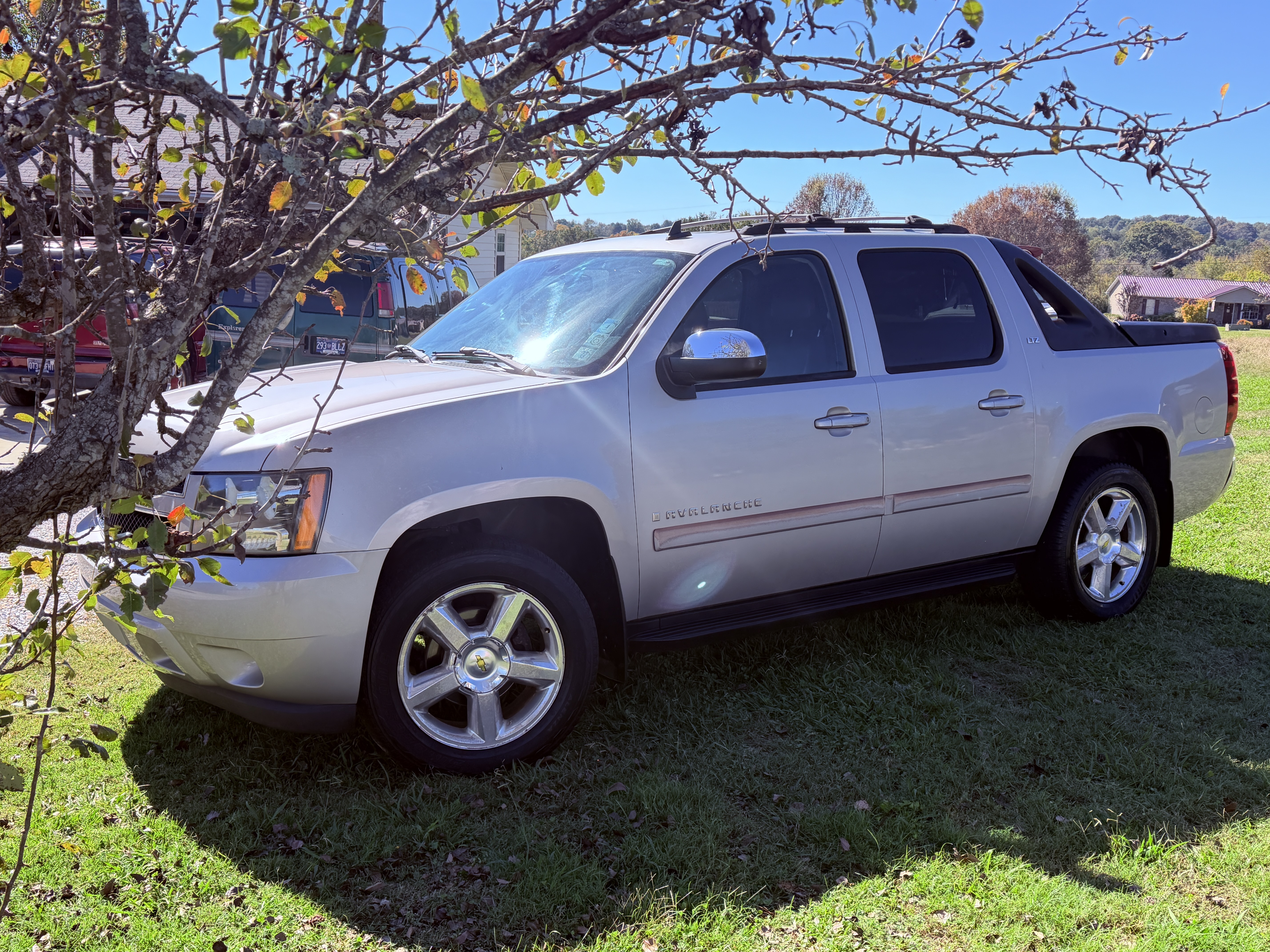 Used 2007 Chevrolet Avalanche LTZ w/ LTZ Preferred Equipment Group AWD/4WD image 2