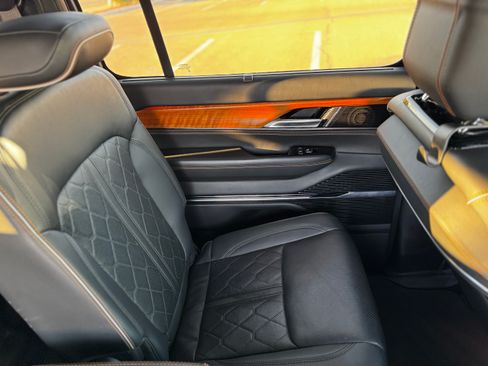 Used 2022 Jeep Grand Wagoneer Series III image 13