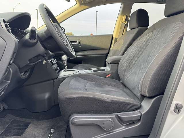 Used 2013 Nissan Rogue SV w/ Premium Pkg FWD image 4