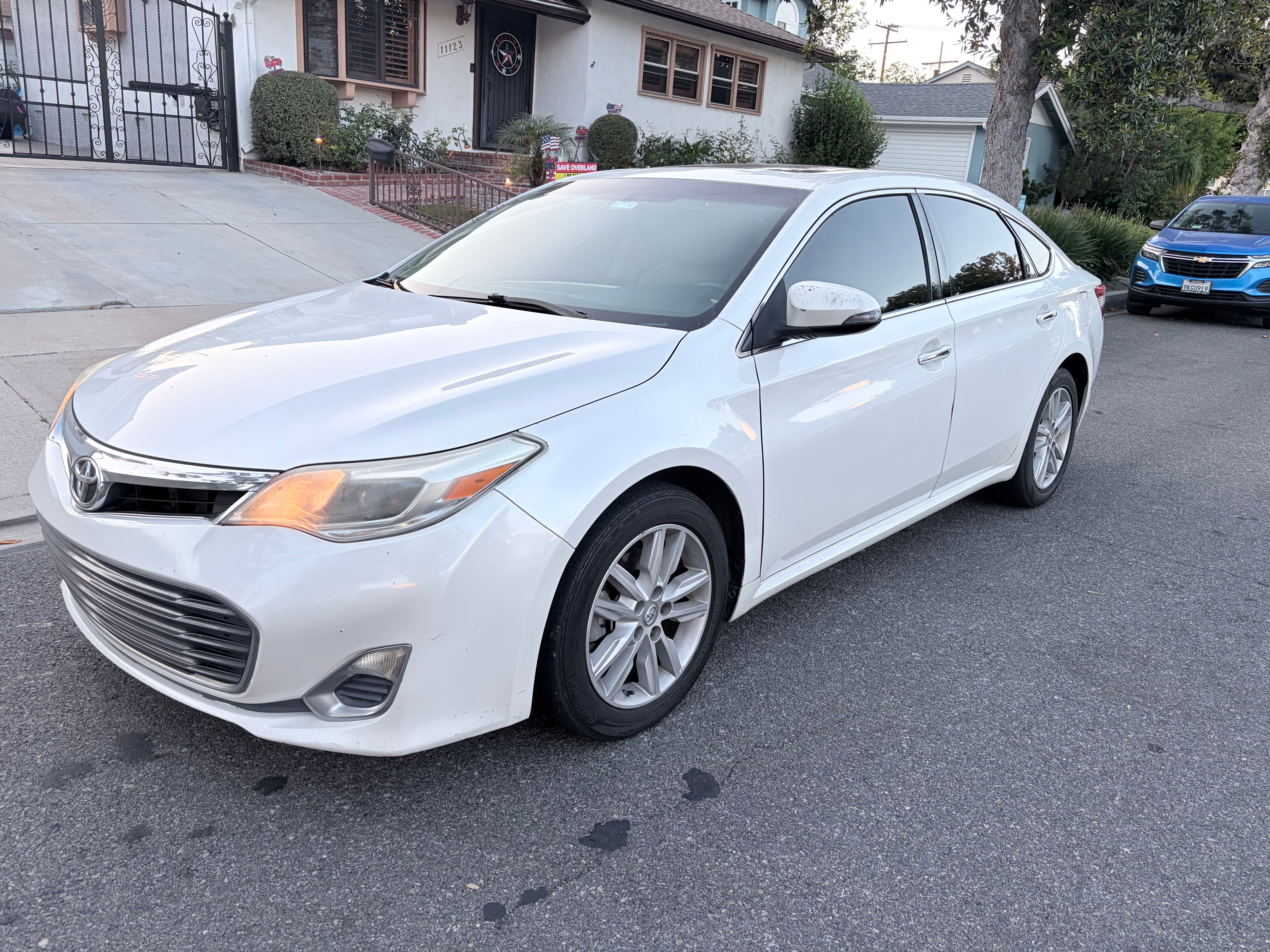 Used 2015 Toyota Avalon XLE Premium FWD image 2