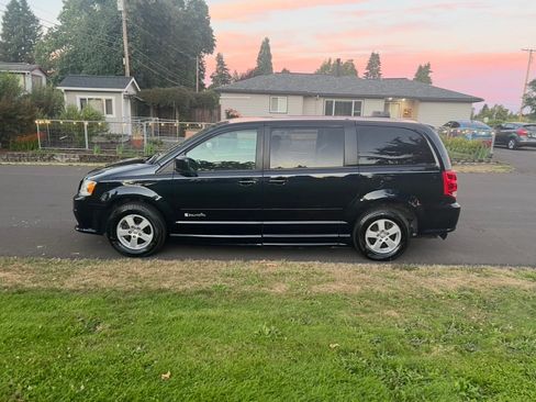 Used 2011 Dodge Grand Caravan Mainstreet w/ PWR Convenience Group FWD image 8
