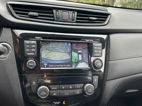 Used 2017 Nissan Rogue SV w/ SV Premium Package image 15