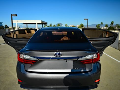 Used 2017 Lexus ES 300h 300h Sedan 4D image 9