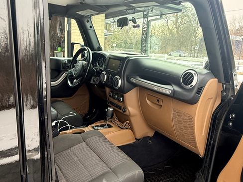 Used 2012 Jeep Wrangler Unlimited Sahara w/ Dual Top Group image 10