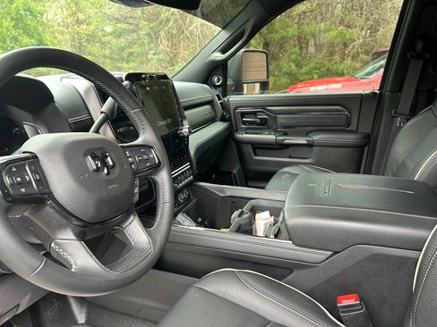 Used 2023 RAM 5500 4x4 Crew Cab image 15