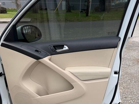 Used 2016 Volkswagen Tiguan S image 12