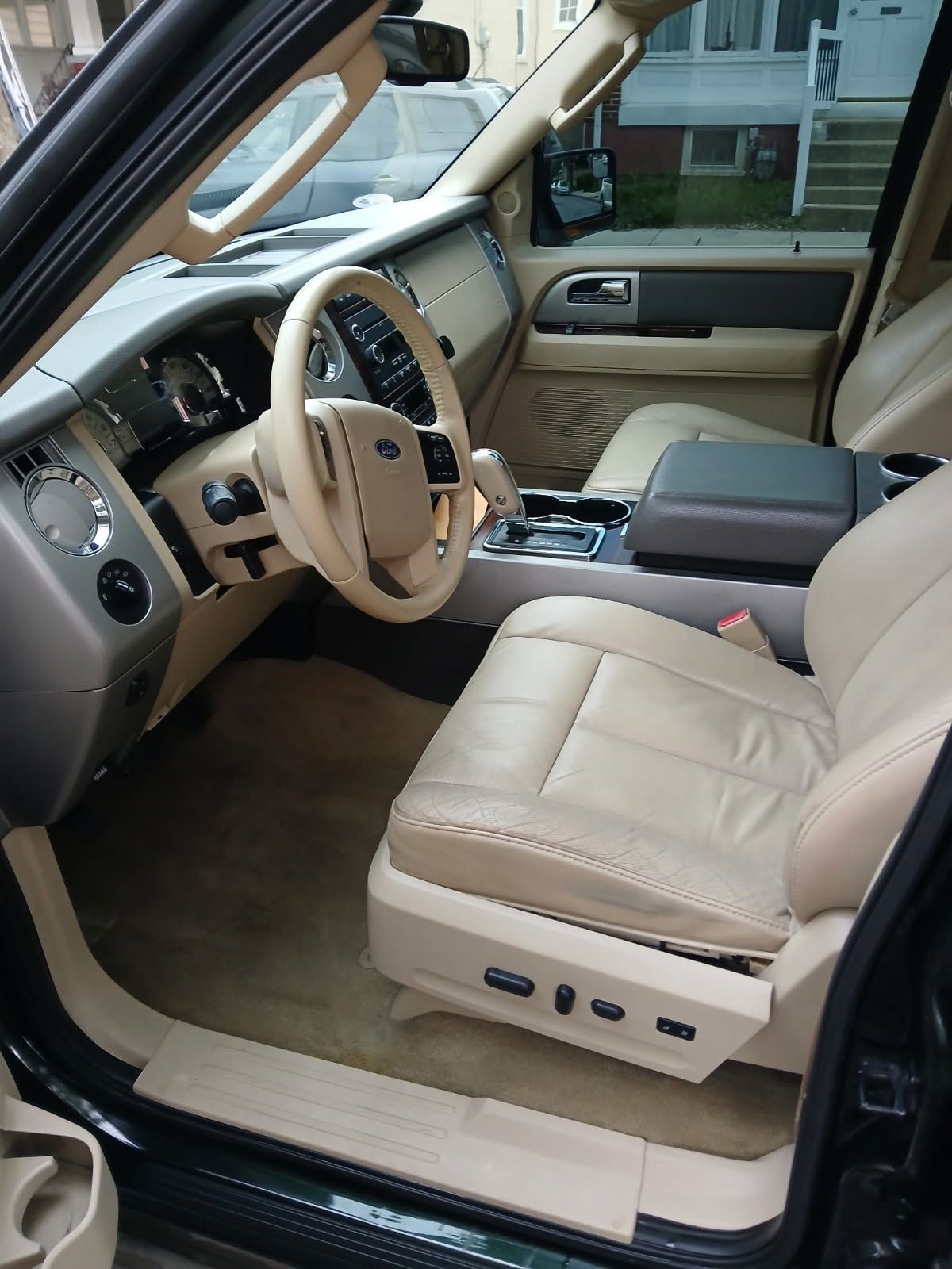 Used 2013 Ford Expedition XLT RWD image 3