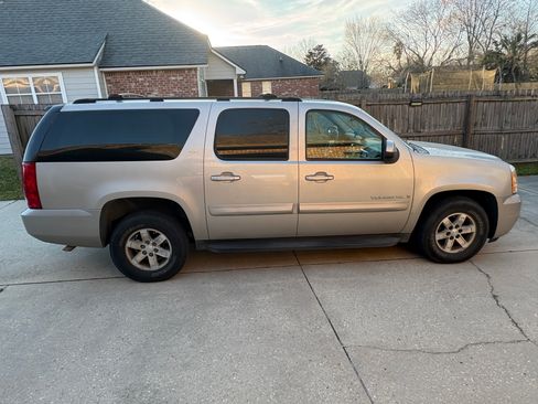 Used 2007 GMC Yukon XL SLT w/ SLT Preferred Equipment Group image 1