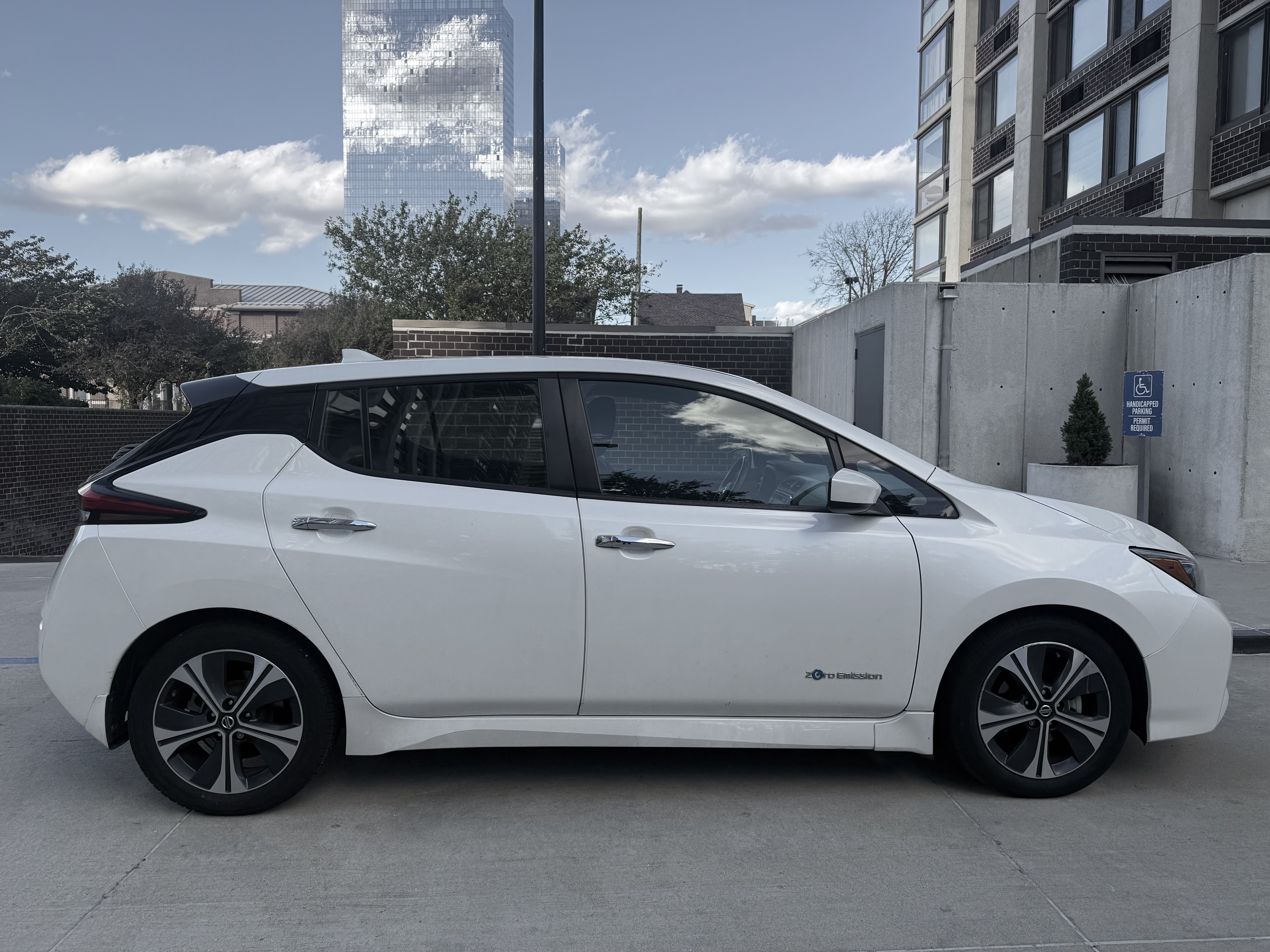 Used 2019 Nissan Leaf SV FWD image 2