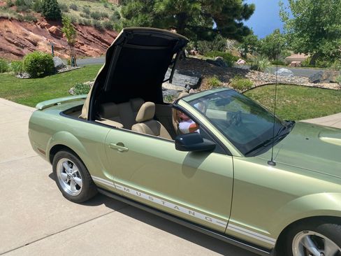 Used 2006 Ford Mustang Convertible RWD image 8