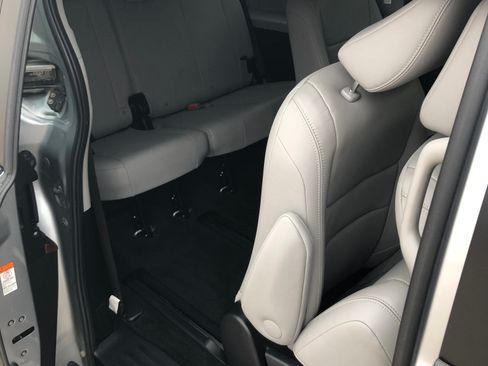 Used 2016 Toyota Sienna Limited Premium image 25