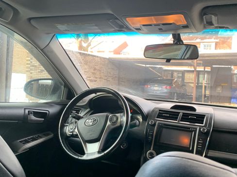 Used 2014 Toyota Camry SE w/ Moonroof Package FWD image 6