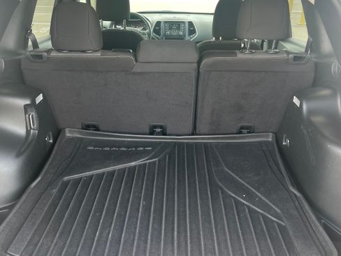 Used 2017 Jeep Cherokee Sport FWD image 14
