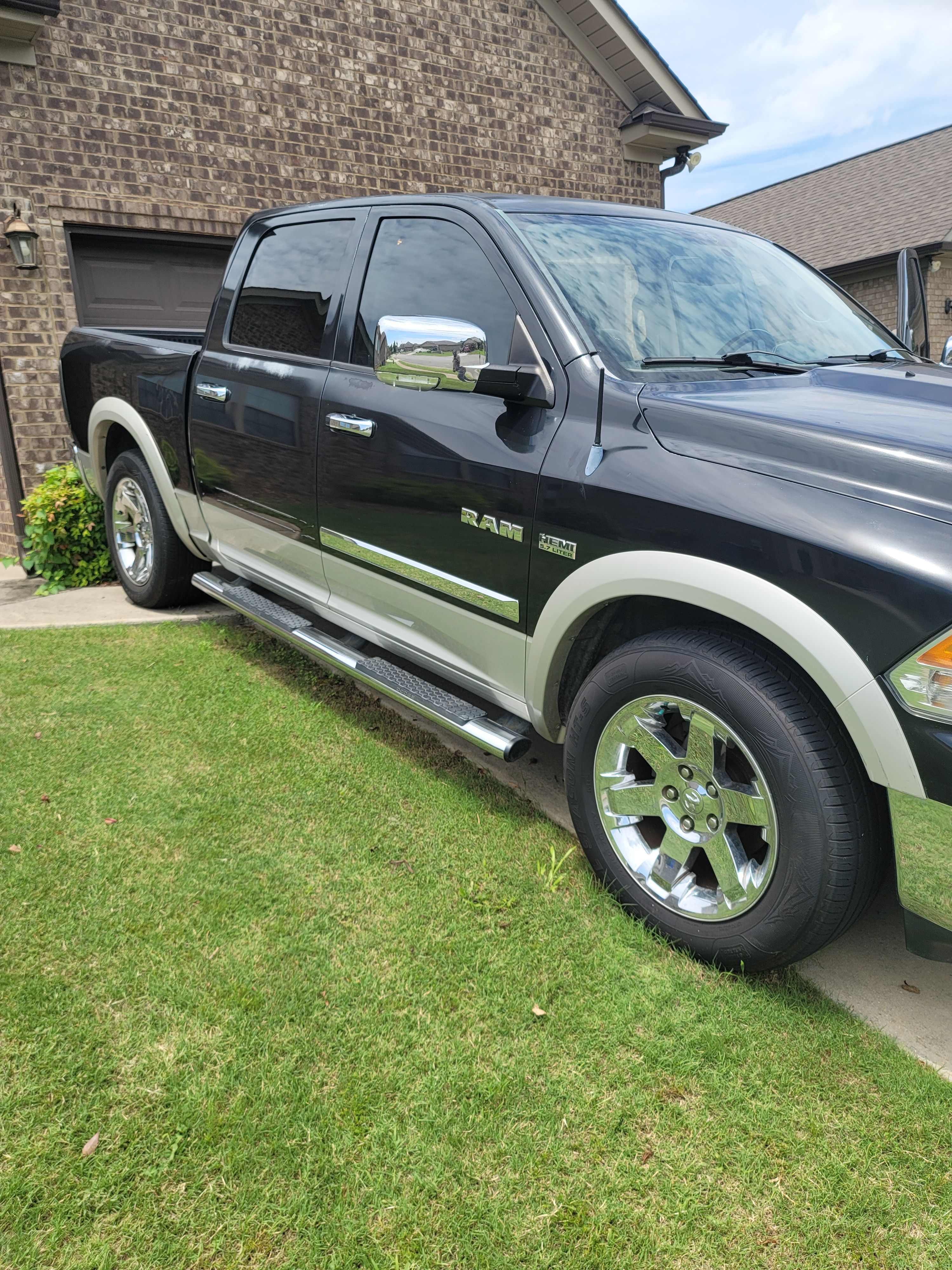 Used 2010 Dodge Ram 1500 Truck Laramie w/ Chrome Accents Group RWD image 23